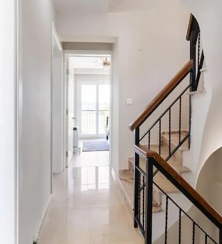 Villa With Garden In Urla, Torasan